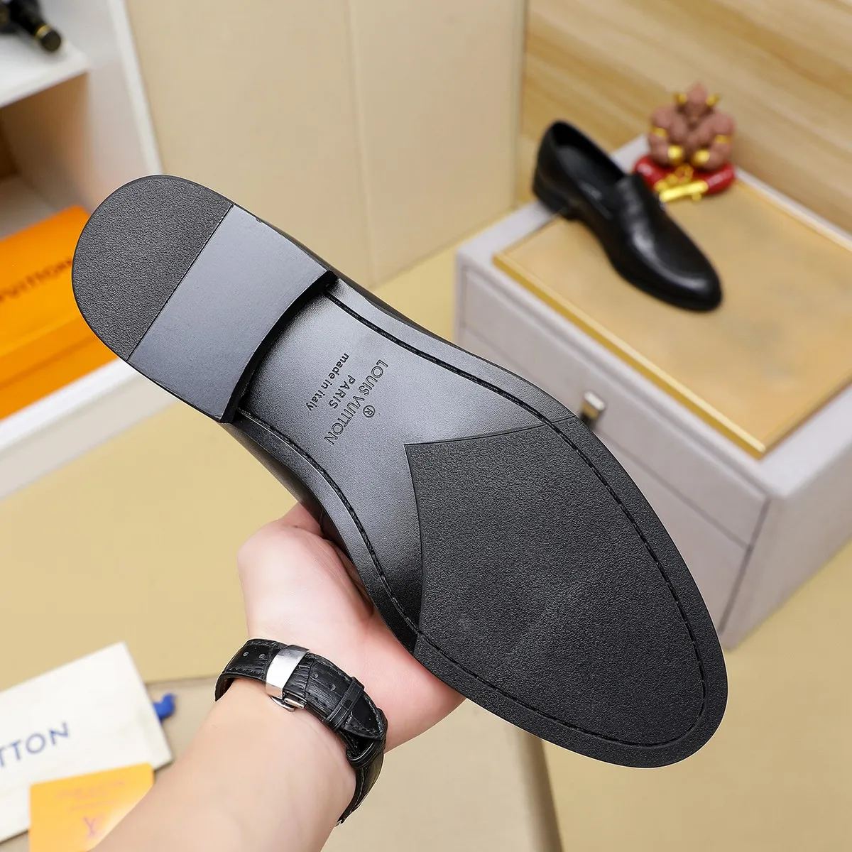 Men's Men's Shoes 💰420 💰[Louis Vuitton] LV high-end business formal leather shoes! ! Luxurious and elegant style, equal emphasis on practicality and style, professional focus on details and quality, counter original 1⃣️: 1⃣️ super accurate reproduction👍🏻! Material: The upper is made of imported original soft 🐂cowhide ➕imported first-layer sheepskin lining. Original anti-slip and wear-resistant outsole! Code number: 39--45, (38.46 custom-made) Large quantities in stock!
